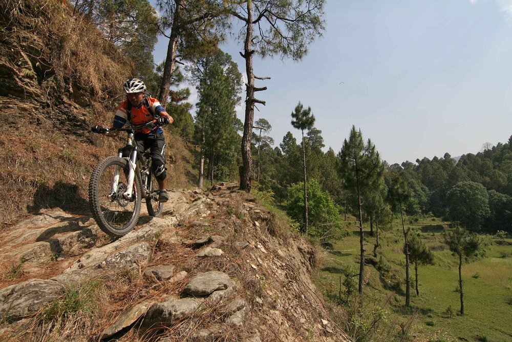  15 Adventure Sports Destinations In India That Will Give You An Adrenaline Rush 
 With so much diversity  in the terrains across the country, it comes as no surprise that India has a lot of scope for adventure sports. This is why adventure seekers from all over the world come over to enjoy an adrenaline rush like no other. From mountain biking in Ladakh to trekking in Jammu, India has several options of adventure sports to offer.
Here are 15 place in India where you can enjoy adventure sports:
MOUNTAIN BIKING
1. Singalila Ridge, West Bengal
It is a popular destination for mountain biking and has one of the world's most stunning bike treks. Over the years, Singalila has become a favourite destination for adventure enthusiasts.
Source
2. Pang to Rumtse, Ladakh