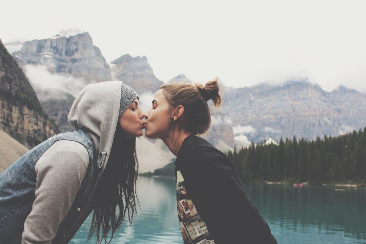Русские лесбиянки подруги целуются и пробуют делать фистинг