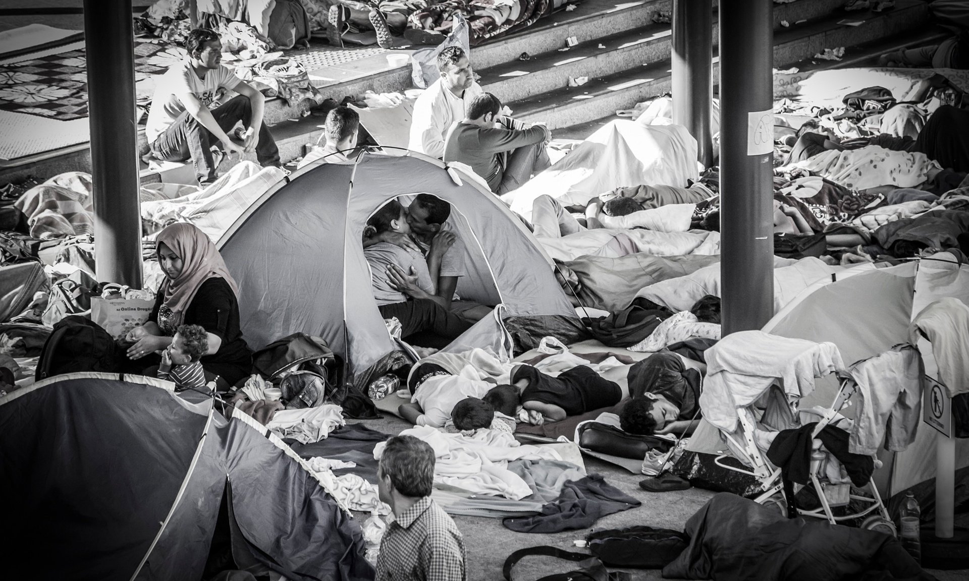 This Photo Of A Syrian Refugee Couple Kissing Is Going Viral For All