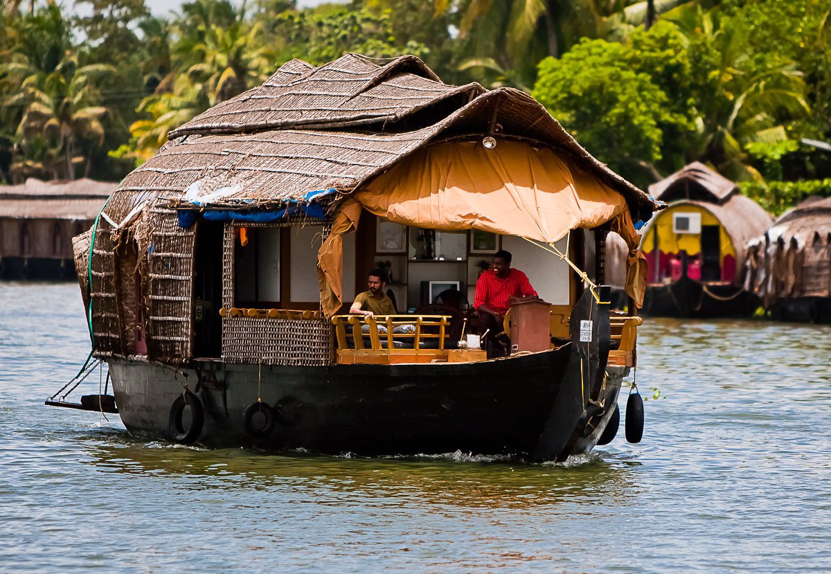 20 exotic houseboat photos that will convince you that