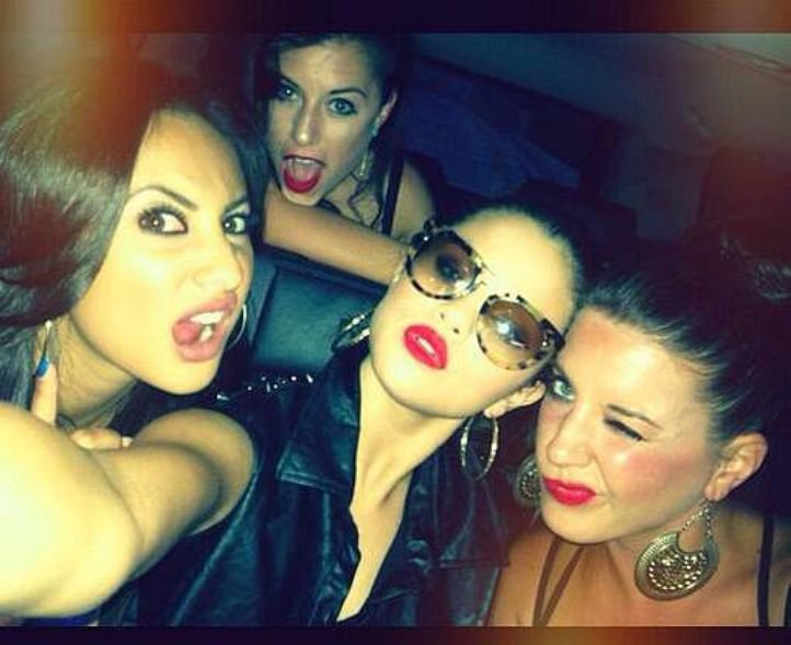 20 Selfie Obsessed Divas Who Should Never Stop Clicking