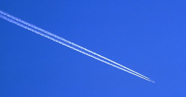 Ever Wondered What Causes Those White Trails In The Sky? This Will ...