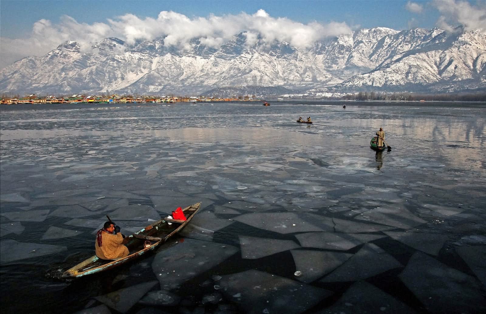 these-stunning-photographs-show-how-kashmir-turns-into-a-snowy