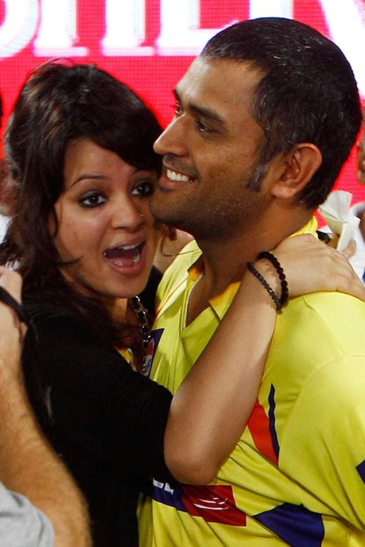 Sakshi Gets Tattooed For Ms Dhoni