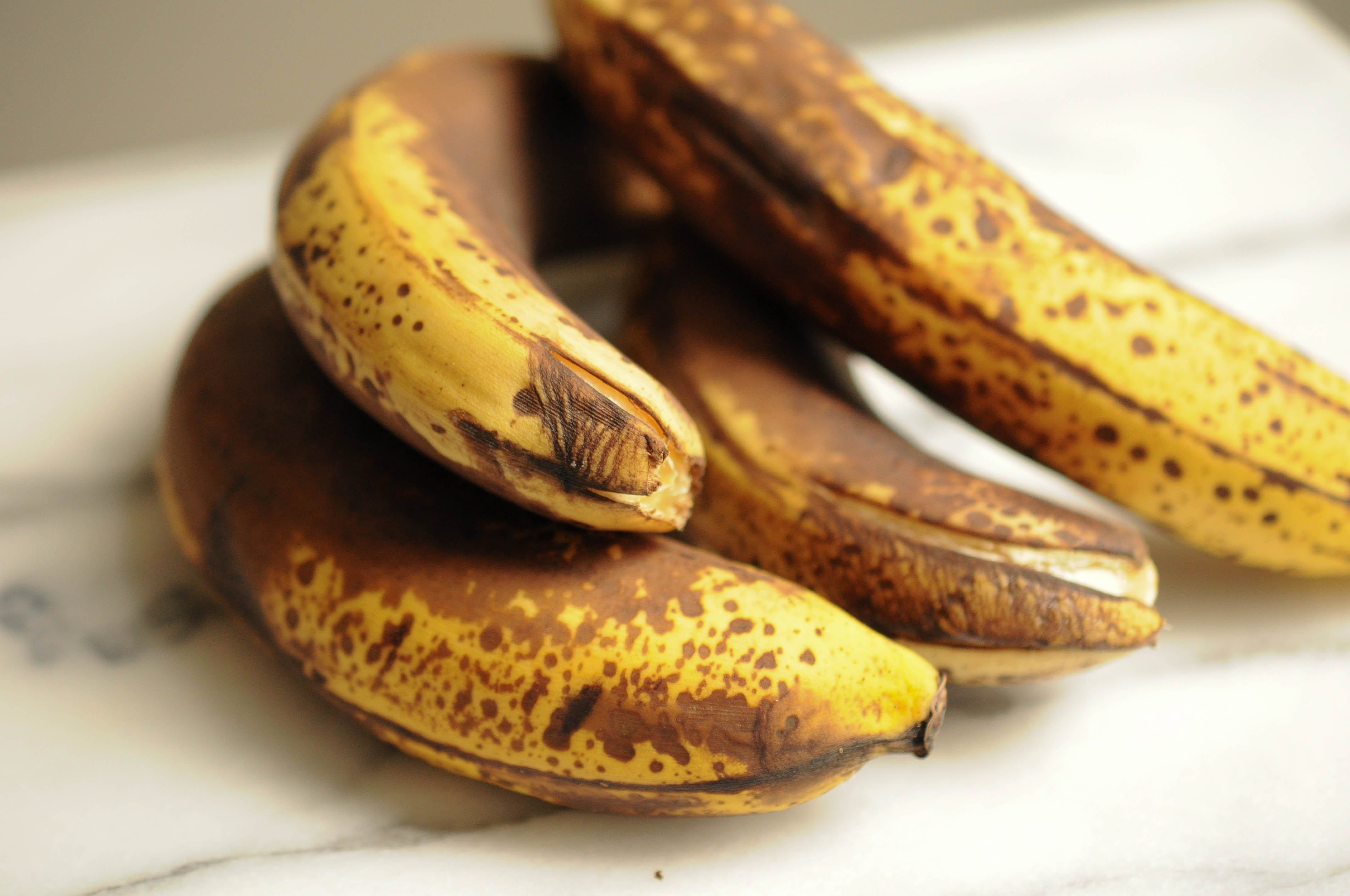 Почему чернеют бананы. Гнилой банан. Переспелый банан. Перезревший банан. Коричневый банан.