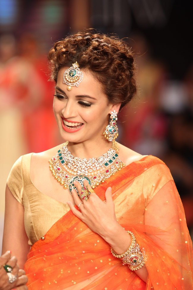 From Crown Braids to Messy Side Buns: 9 Hairstyles That Are Perfect for  Indian Outfits
