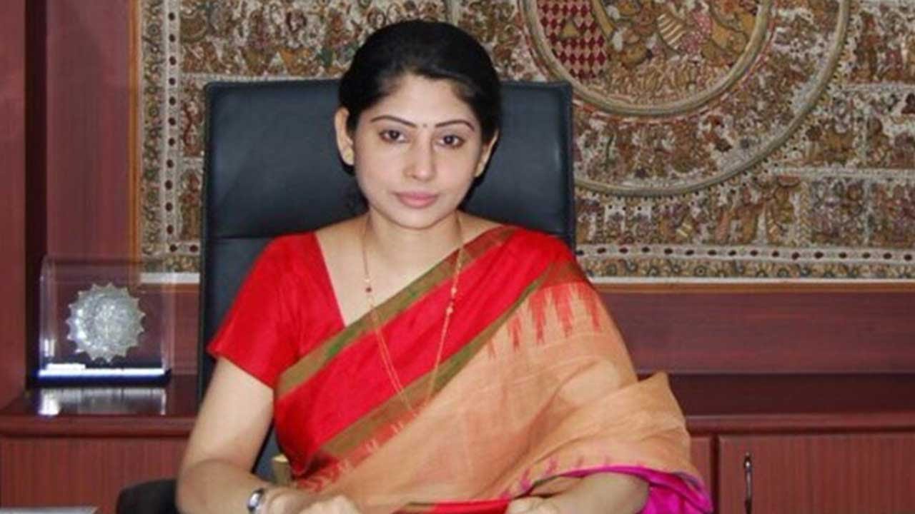 10 Dynamic Women IAS & IPS Officers Who Inspire Us With Their