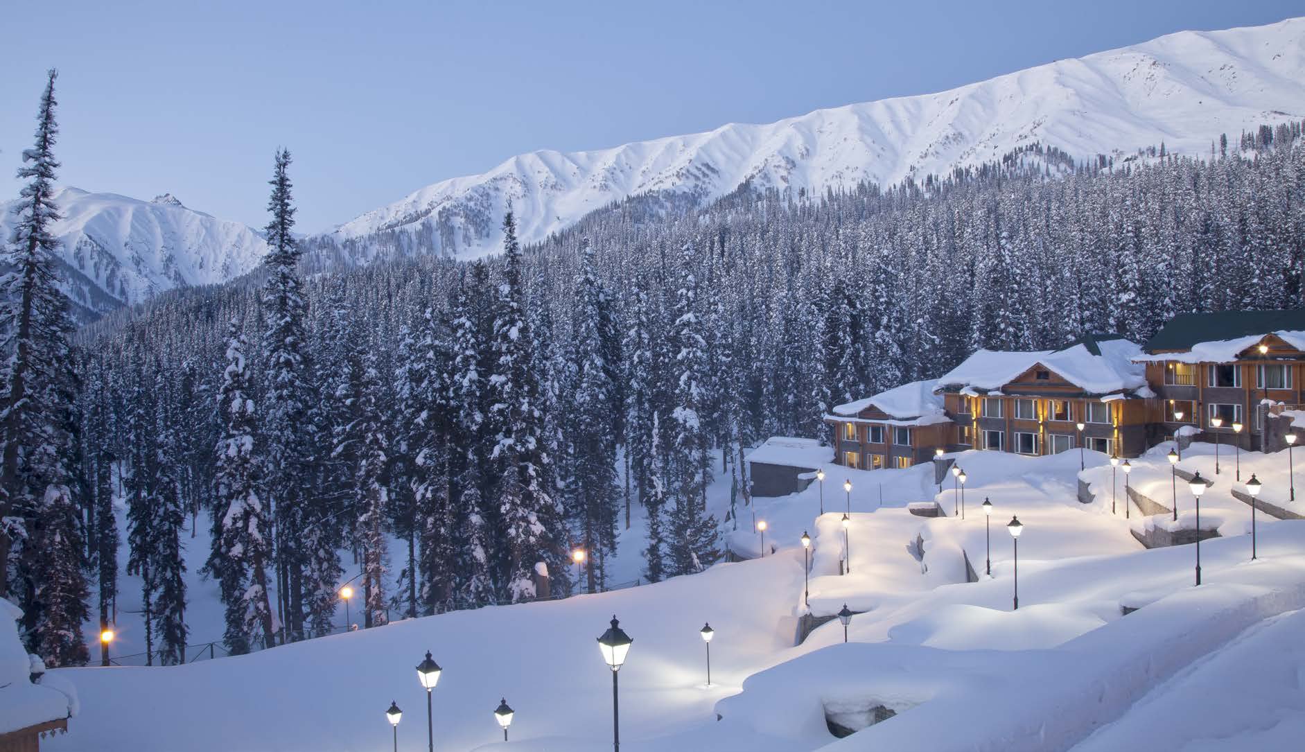 snow treks in kashmir