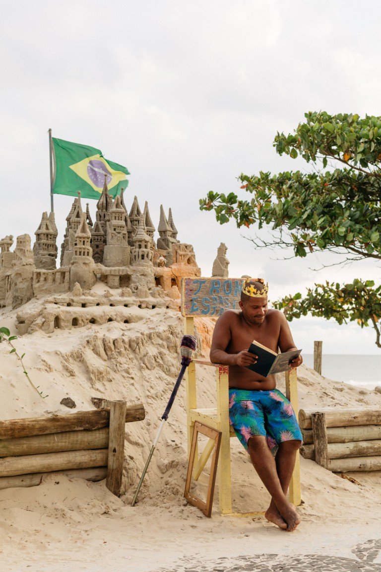 The fascinating story of the beach monarch in Brazil who has lived in a sandcastle for 22 years