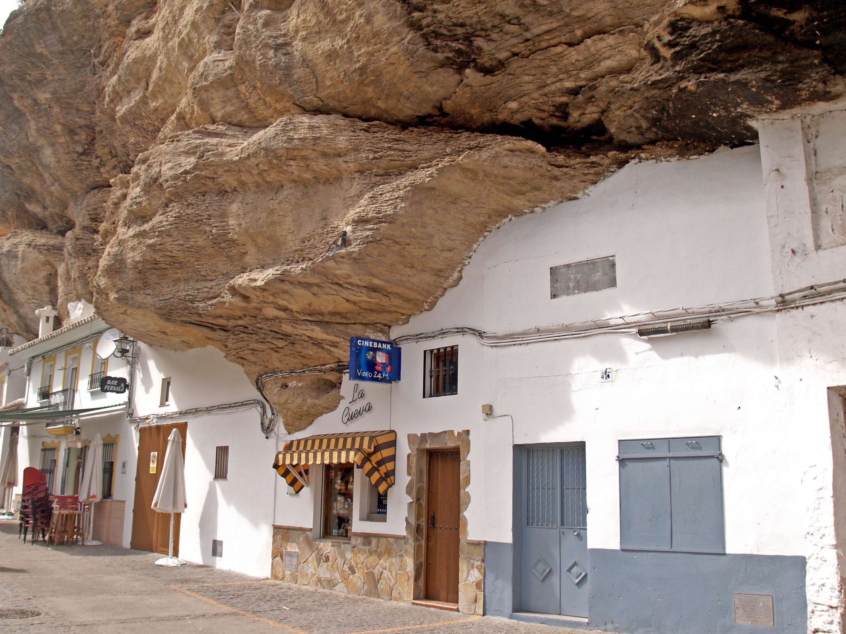 this-gorgeous-spanish-town-built-under-a-mountain-needs-to-be-added-to