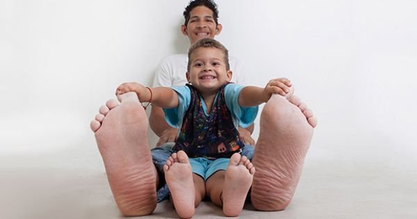 man-who-holds-guinness-world-record-for-largest-feet-in-the-world-wears