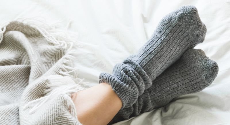 10 Benefits Of Sleeping With Socks मोज़े पहनकर सोने के होते है 10 फ़ायदे