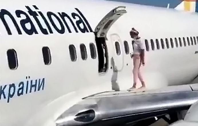 Passenger Opens Emergency Exit & Casually Takes A Stroll On The Plane Wing Cuz She Was 'Feeling Hot' 1