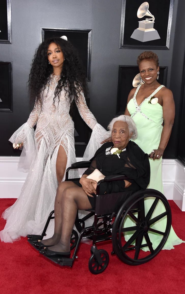 SZA with her mother and grandmother