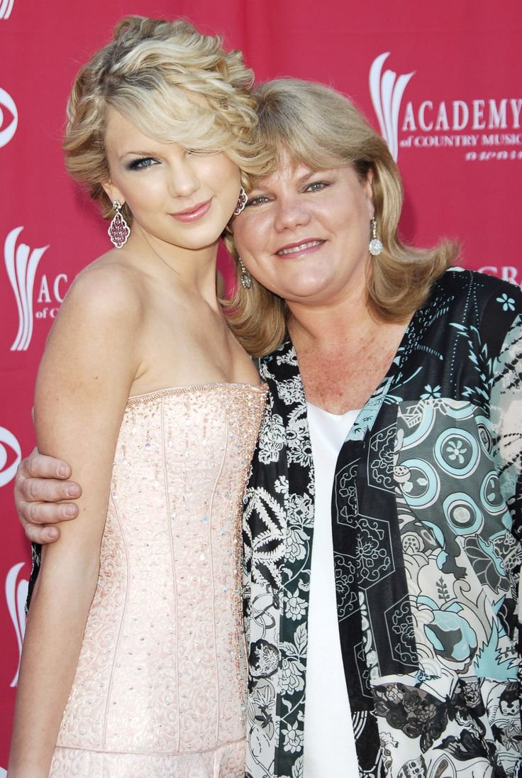 Taylor Swift with her mother, Andrea Swift