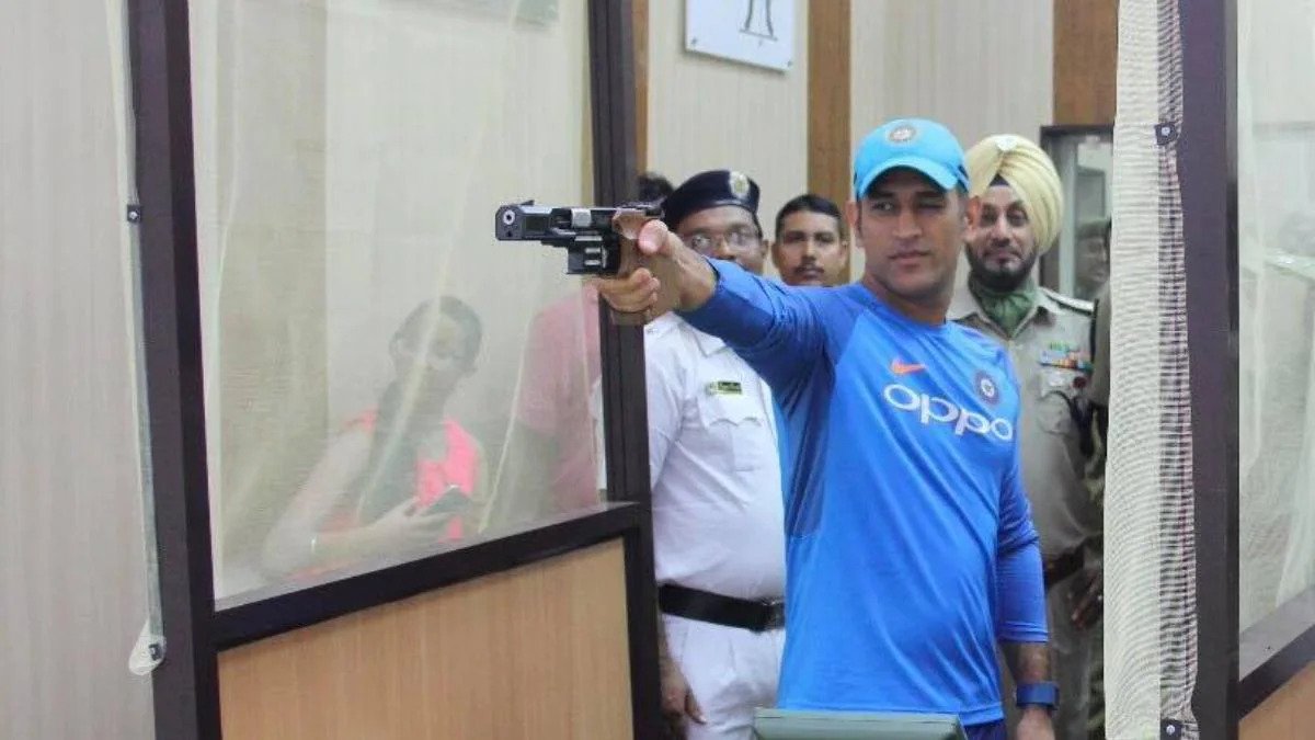 dhoni gun